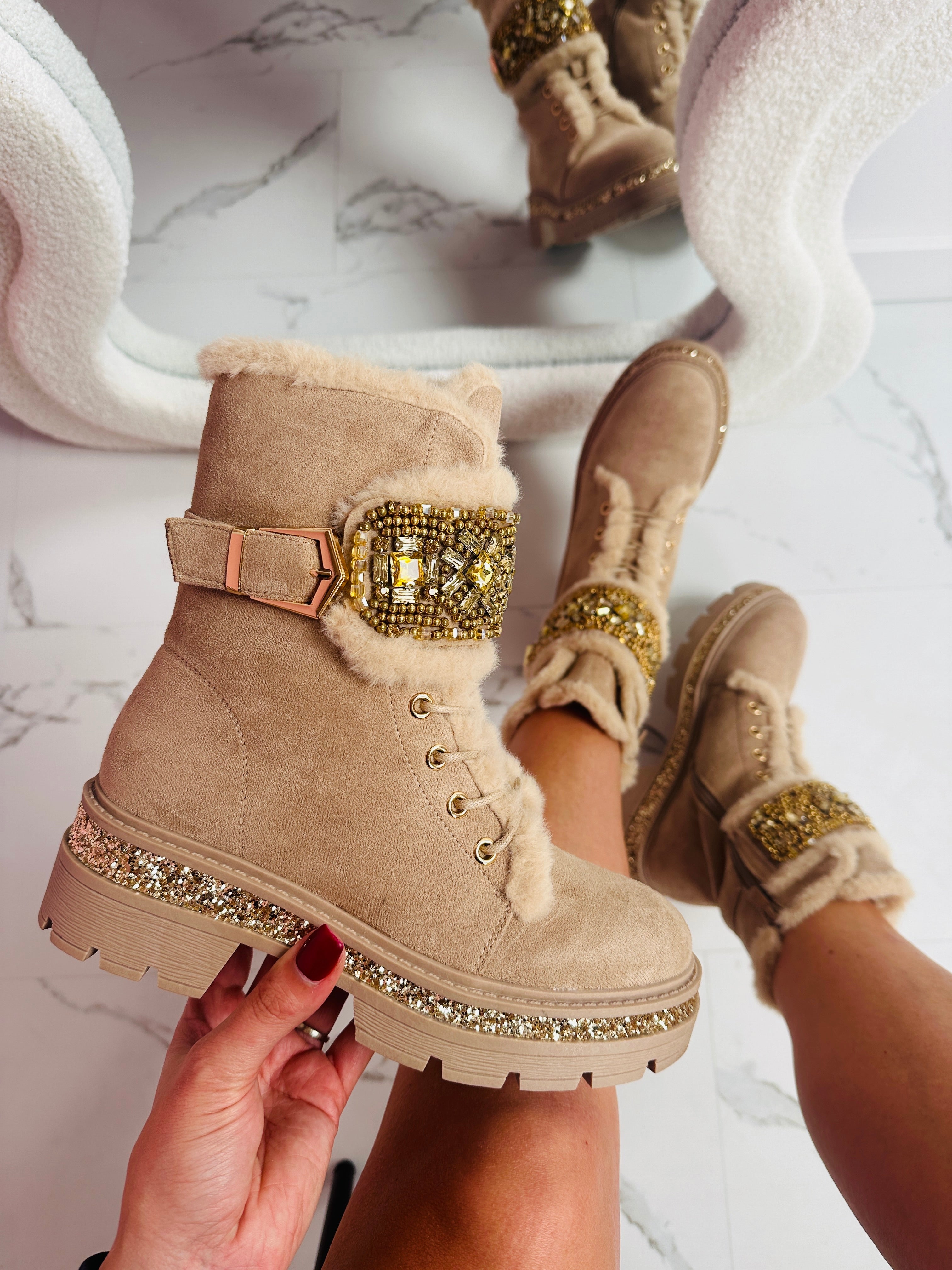 Bottes beiges avec détails en pierres