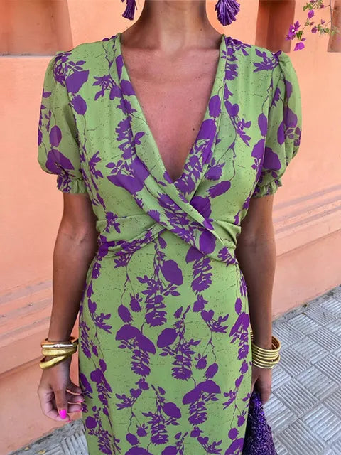 Robe florale plissée col en V