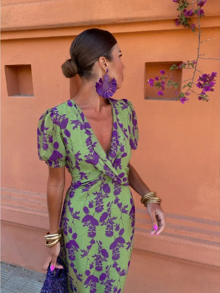 Robe florale plissée col en V