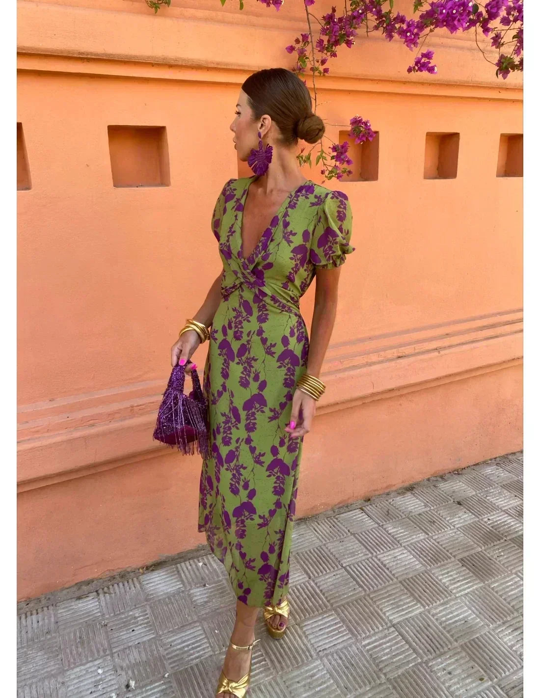 Robe florale plissée col en V