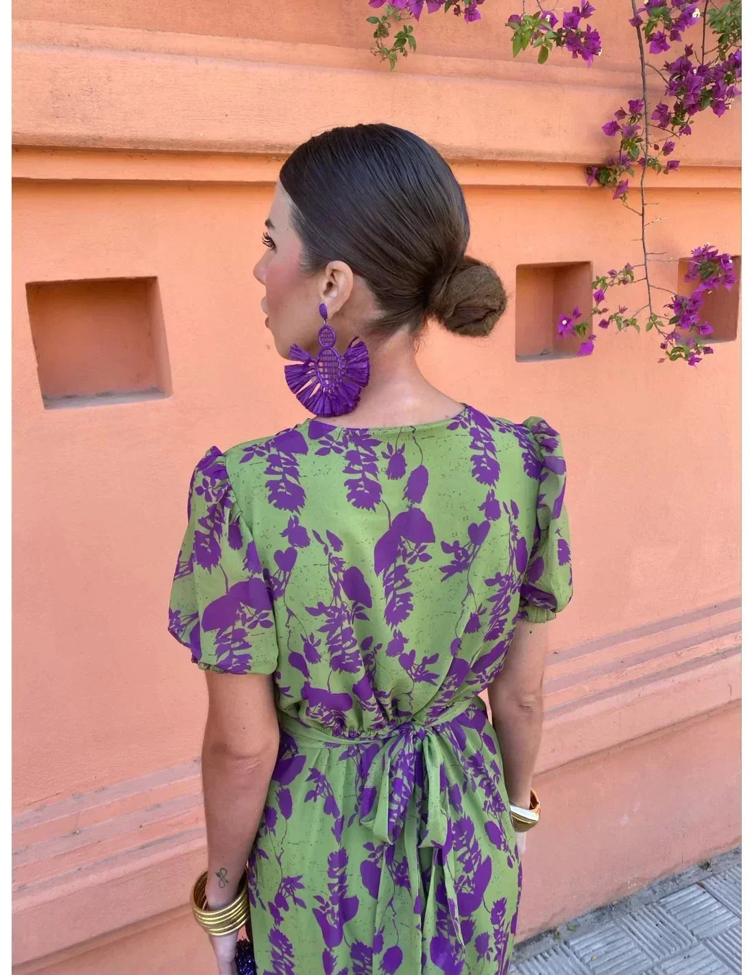 Robe florale plissée col en V