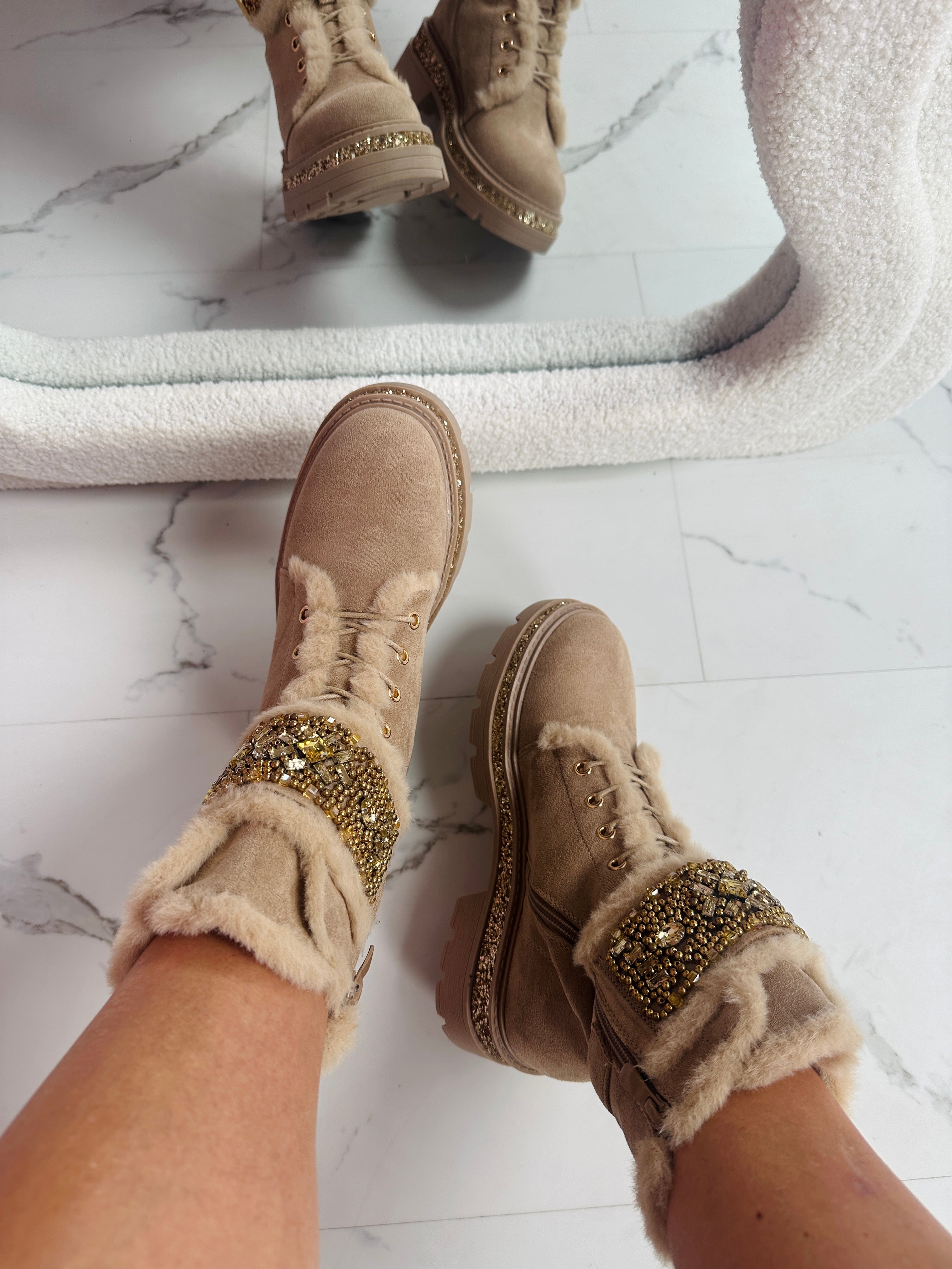 Bottes beiges avec détails en pierres