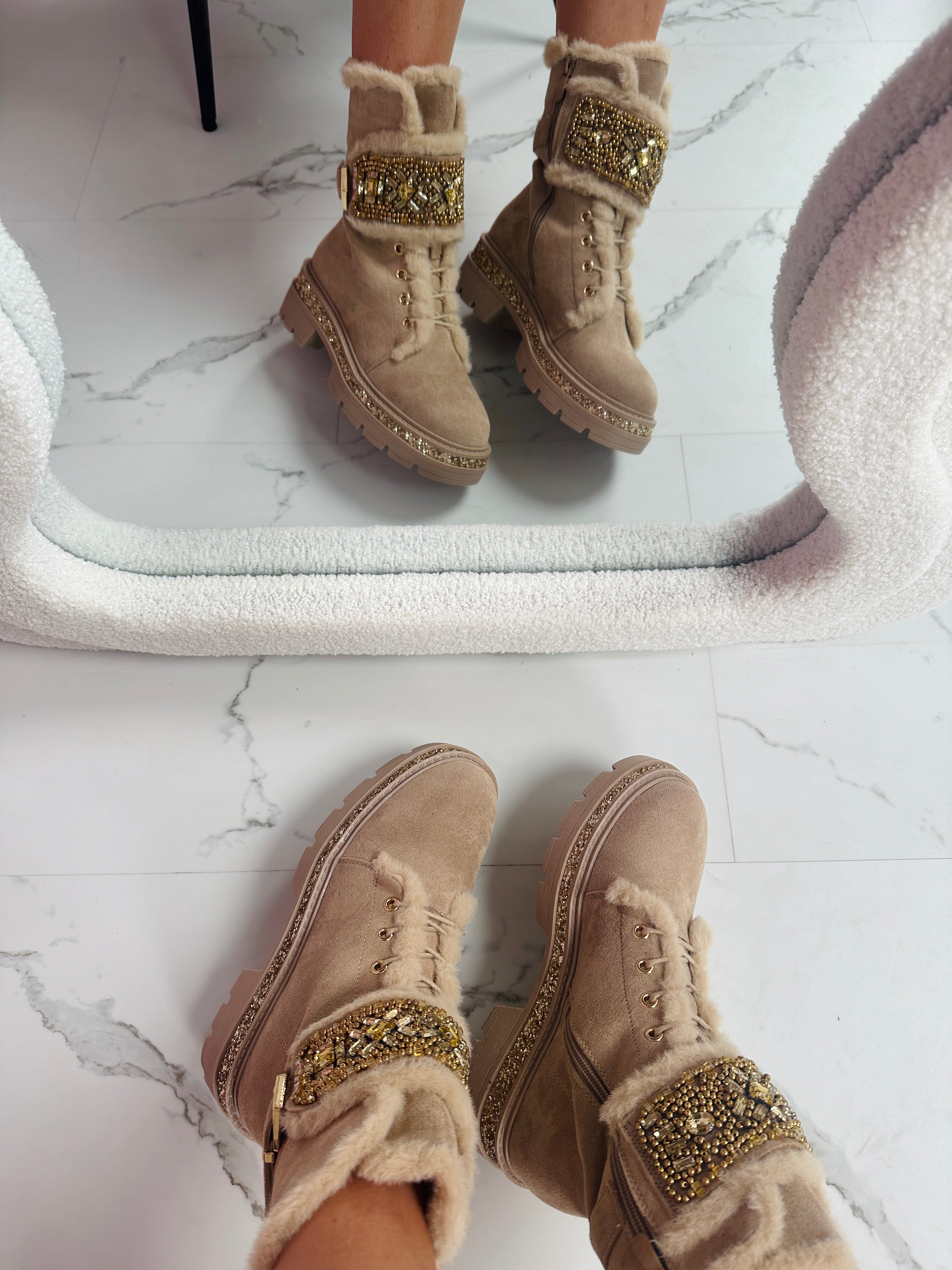 Bottes beiges avec détails en pierres