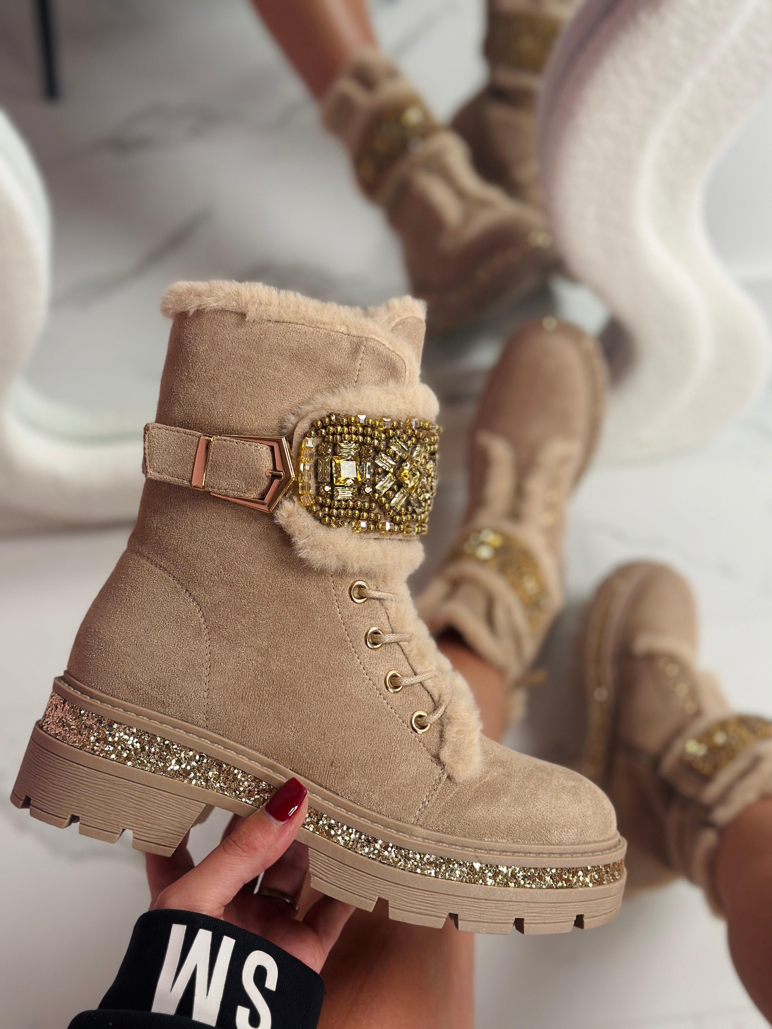Bottes beiges avec détails en pierres