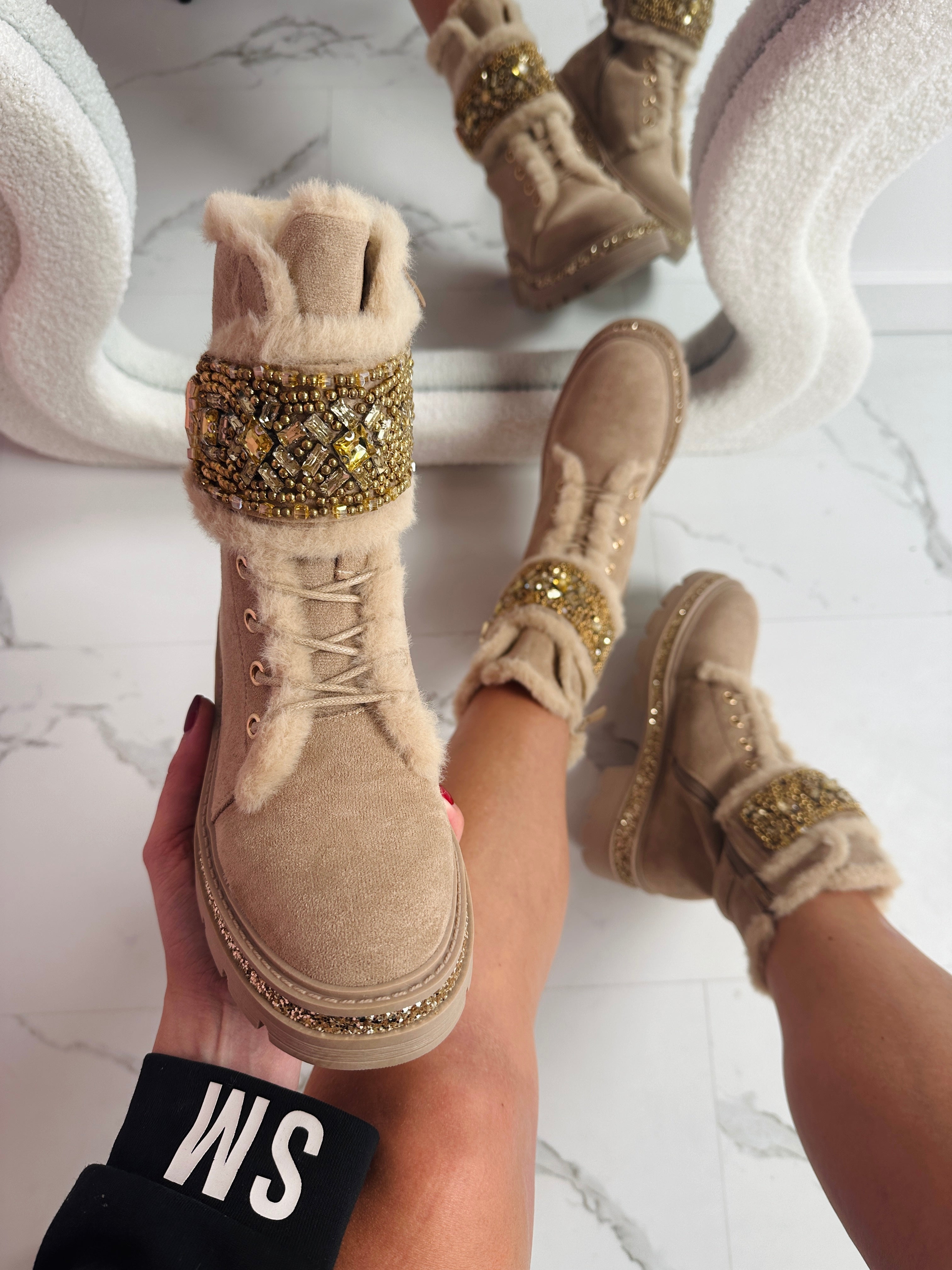 Bottes beiges avec détails en pierres